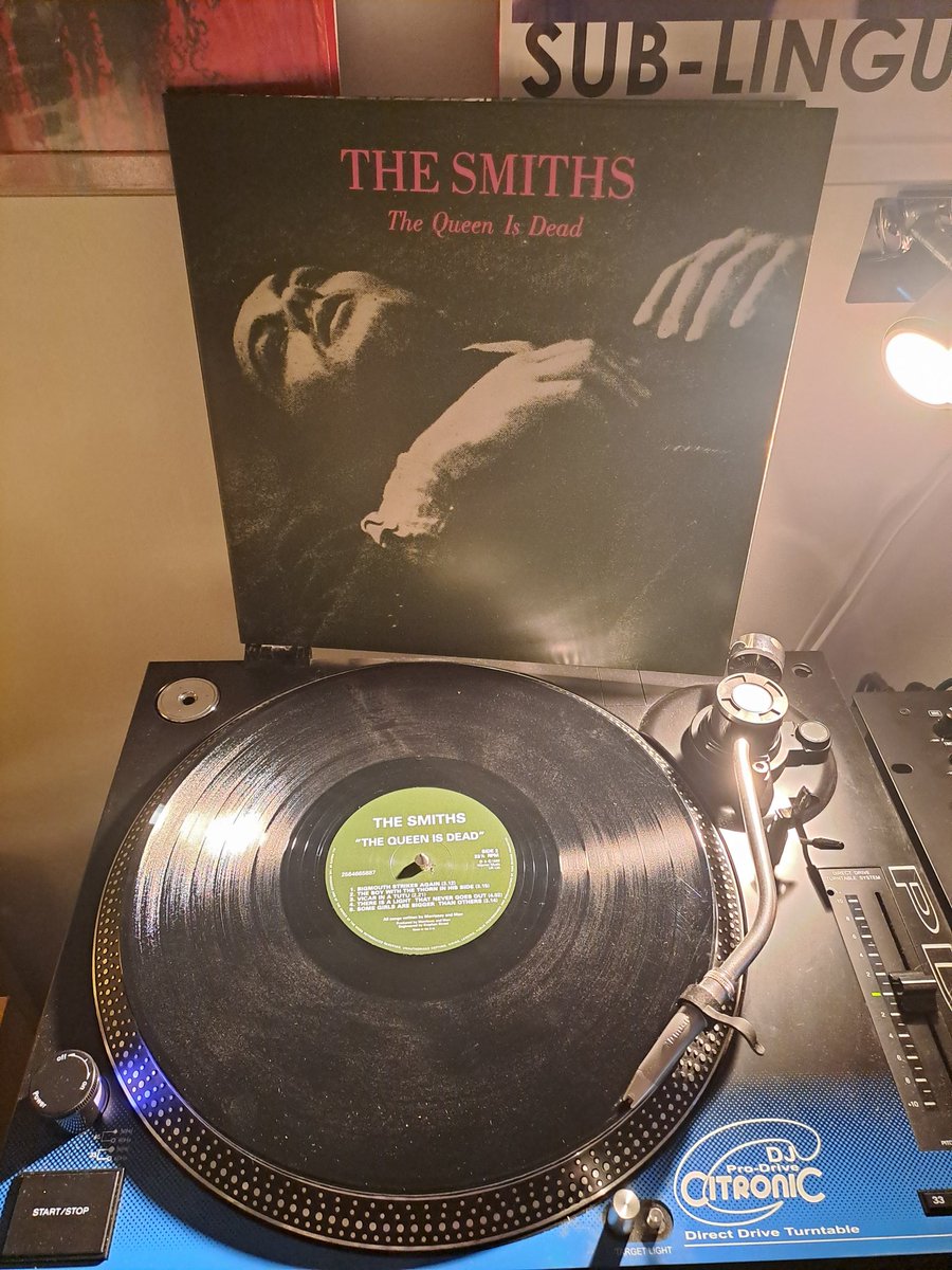 TheHouseof08's tweet image. THE SMITHS - THE QUEEN IS DEAD
Side 2, Track 1
BIGMOUTH STRIKES AGAIN
"Sweetness
Sweetness, I was only joking when I said
I'd like to smash every tooth in your head"
A fantastic track from a fantastic LP.
#TheSmiths #Morrissey
