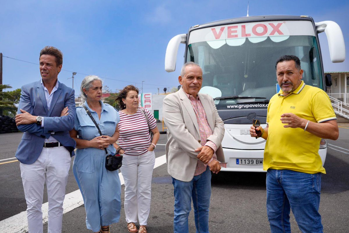 Efraín Medina Hdez. (@efraincan) on Twitter photo 🚌 Hoy he visitado <a href="/VeloxPropaganda/">GrupoVelox</a> , donde 40 personas desempleadas se forman para conducir guaguas y camiones 🚍🚛
Con el proyecto #DIVERSIFICA eliminamos barreras económicas y abrimos puertas reales al empleo en el transporte.
Seguimos trabajando por una Tenerife mejor . 🚌 Hoy he visitado <a href="/VeloxPropaganda/">GrupoVelox</a> , donde 40 personas desempleadas se forman para conducir guaguas y camiones 🚍🚛
Con el proyecto #DIVERSIFICA eliminamos barreras económicas y abrimos puertas reales al empleo en el transporte.
Seguimos trabajando por una Tenerife mejor .