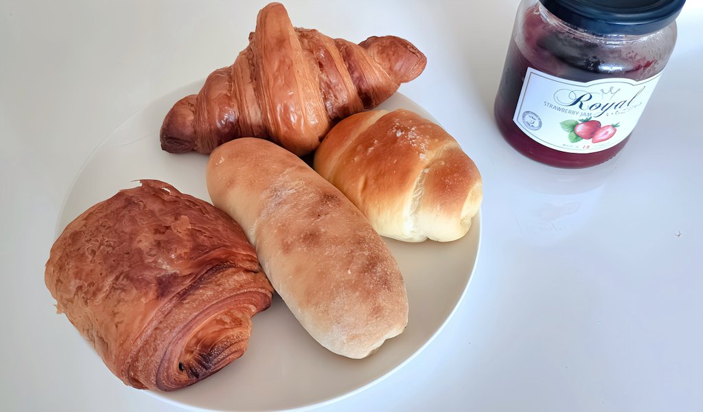 lashvrcx's tweet image. 近くのベーカリーおいしかった..🤤