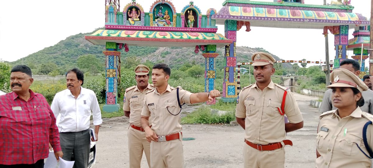Inspection of Black Spots at Narketpally Flyover – District SP’s Action Plan

District SP Sharath Chandra Pawar IPS inspected accident-prone black spots at the Narketpally flyover (SH-2, NH-65, near Gopalayapalli arch).

He observed that accidents are occurring mostly at night