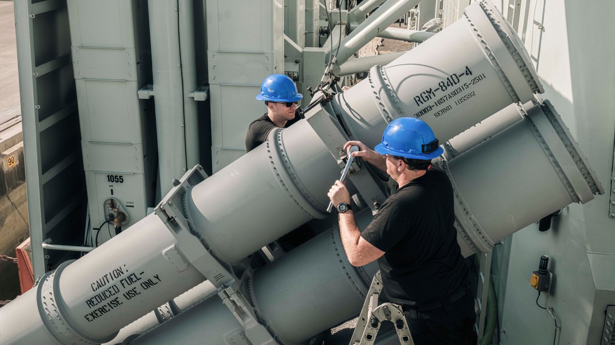 hqjoc's tweet image. During #TalismanSabre25 #YourADF and #RCN combined to rearm #HMCSVilledeQuebec with RGM-84 Harpoon Block II missiles from the Port of Darwin.
These rearmament activities took place before and after a live-fire missile shoot.
Read more at: defence.gov.au/news-events/re…