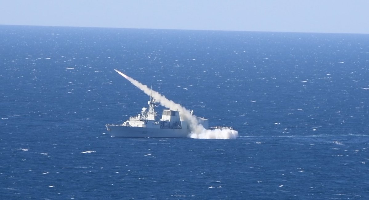 hqjoc's tweet image. During #TalismanSabre25 #YourADF and #RCN combined to rearm #HMCSVilledeQuebec with RGM-84 Harpoon Block II missiles from the Port of Darwin.
These rearmament activities took place before and after a live-fire missile shoot.
Read more at: defence.gov.au/news-events/re…
