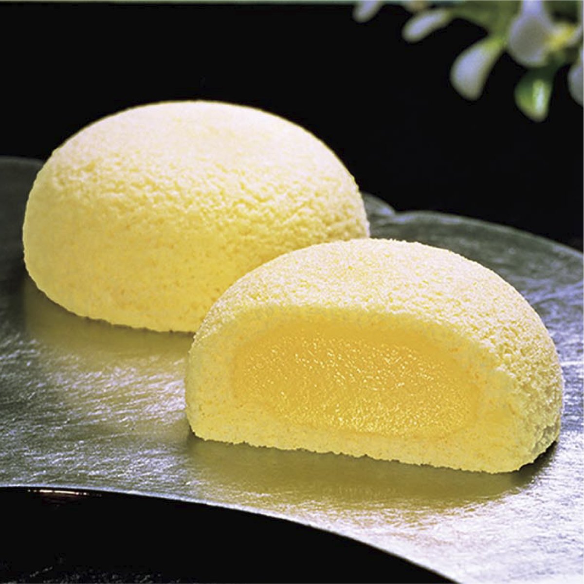 ＼本日は #萩の月 のご紹介／🌕
萩の咲き乱れる宮城野の空にぽっかり浮かぶ名月をかたどった銘菓・萩の月。
 まろやかでやさしい風味のオリジナルカスタードクリームをたっぷり使い、ふんわりとしたカステラで包みました。
暖かくなってきたら冷やしても美味しい一品です。ぜひお試しください☺️