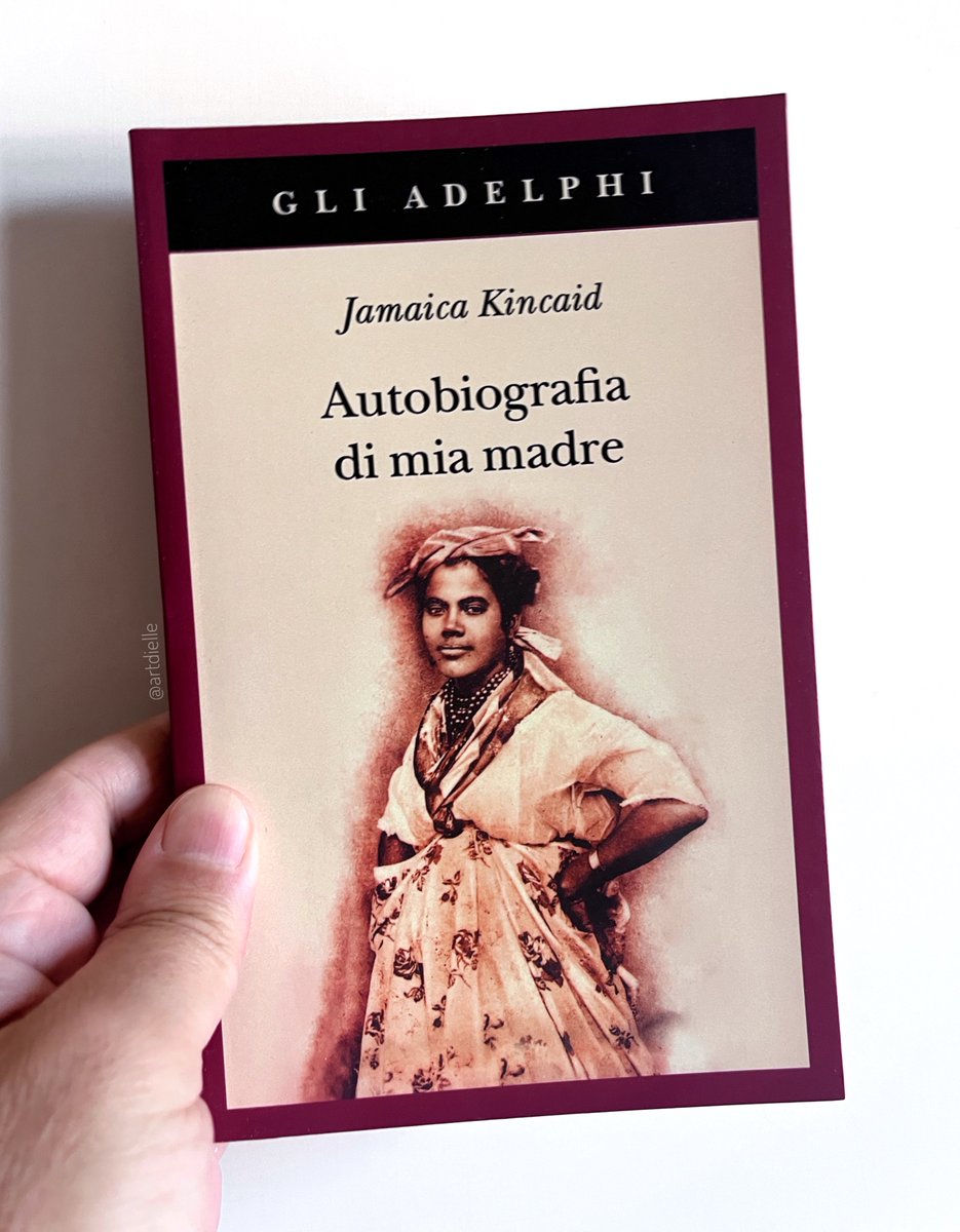 artdielle's tweet image. “Autobiografia di mia madre” di Jamaica Kincaid, tradotto con maestria da David Mezzacapa, è un viaggio intimo e potente, che intreccia memoria, identità e radici in una prosa indimenticabile.
Jamaica Kincaid esplora l'identità e il legame con la figura materna, intrecciato con…