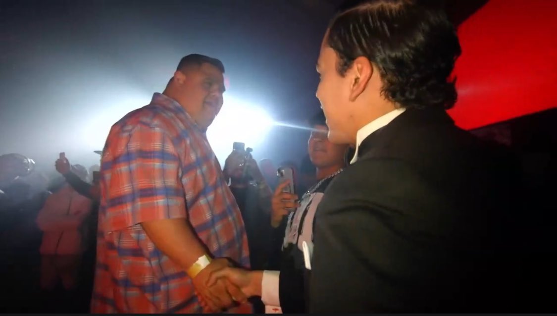 clnactivado_1's tweet image. Cerrando tratos en plena transmisión en vivo, al fin ya habrá tranquilidad en el estado de Sinaloa señores. No se preocupen que los jefes de plazas han echo un pacto. @LoncheDeHuevito @RamoncitoDeCln