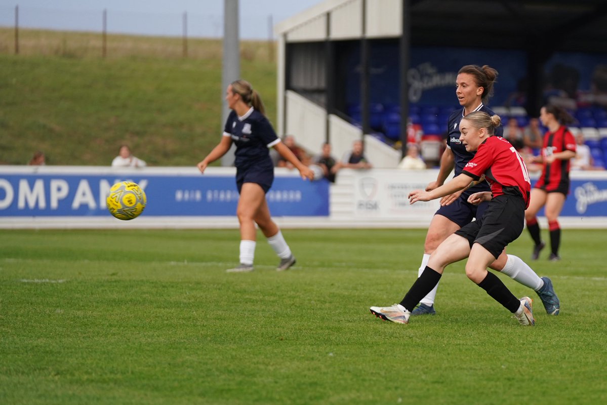 RoyWarner5's tweet image. A few images from yesterdays preseason friendly between @MandTWomenFC and @SouthendUtdLFC at @MaldonTiptreeFC