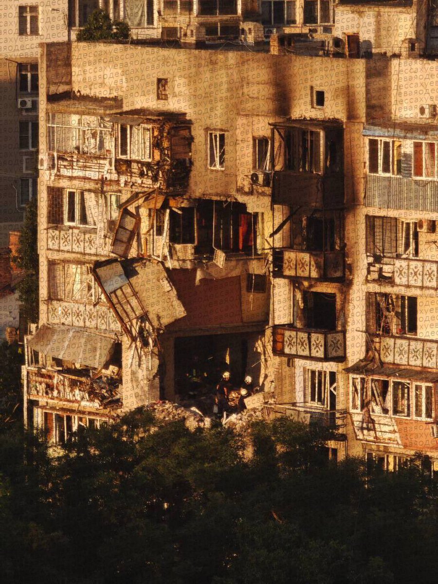 ❗️At night, Russians attacked Odesa and Cherkasy

Odesa was massively hit by drones. A multi-story building was destroyed, there is a risk of structural collapse. Preliminary, three people were injured.

As a result of the attack, the Pryvoz market is also on fire.

The occupiers