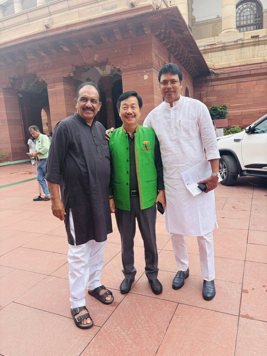 MathewLiz's tweet image. Monsoon session! #colours  In pic MPs Benny Behnan @TapirGao @BjpBiplab