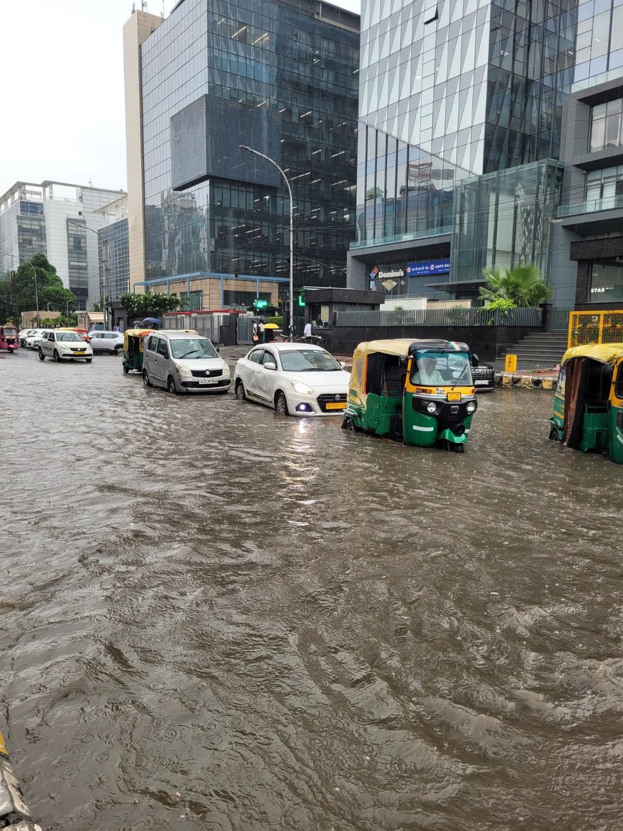 CivicSense143's tweet image. Just 30 minutes of rain and Noida turned into a flowing river.
A city that was recently praised as one of the cleanest, now drowning in its own negligence.
#NoidaRains #UrbanFlooding #CleanCityOnPaper
