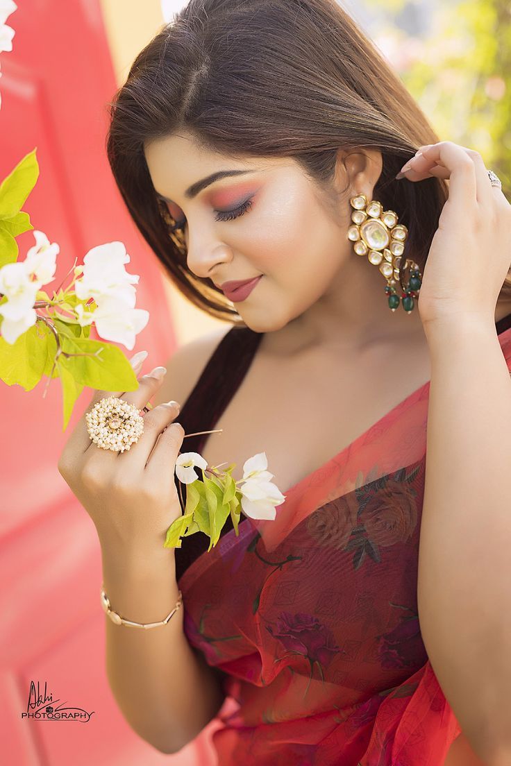 Naina__8's tweet image. मेरी सादगी में यूं चार चाँद लगा देना
मैं पहनूंगी साड़ी, आप माथे पे बिंदी लगा देना.:)💚✨🫣