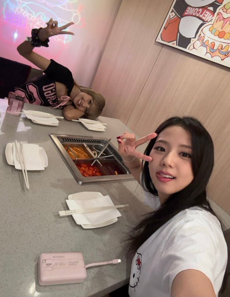 jisoo and lisa on another hotpot date 😭😭😭