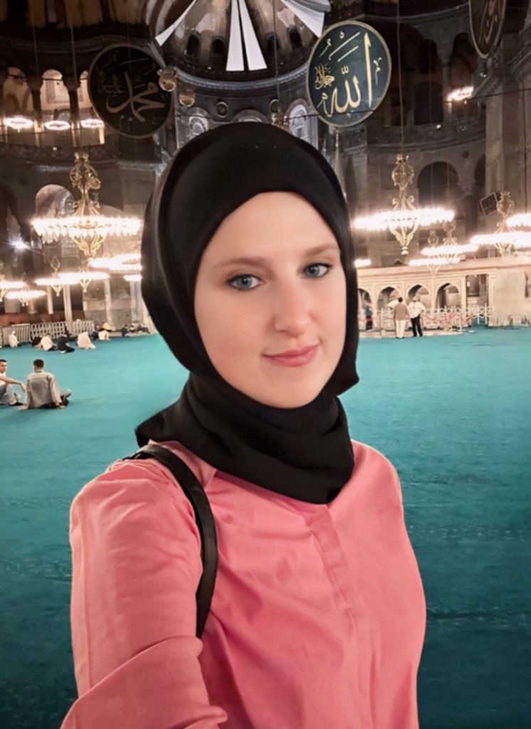 ozlemdogan_'s tweet image. Cumhurbaşkanımız Recep Tayyip Erdoğan CHP’nin müze kararını çöpe atıp Atamız Fatih’in emanetini tekrar camiye döndürdü. O tarihî günde; 24 Temmuz 2020’de biz de oradaydık. Fethin kutlu mirası Ayasofya-i Kebir Cami-i Şerifi'nin özgürlüğüne kavuşmasının 5. yıldönümü kutlu olsun.