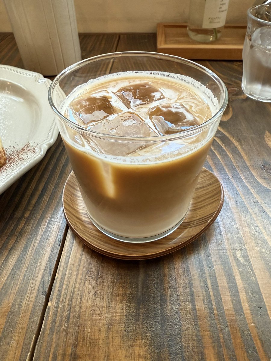 ツキノワ喫茶
カフェラテICE
本日の3種プレート
桃のタルト🍑
今日は久しぶりにツキノワ喫茶さんに定期訪問でcafe活🍰
3種プレートは大好きなプリンとミルクレープ食べれて、桃のタルトも食べたくて追加注文したらラス1でラッキー♪
桃めちゃ瑞々しくて美味しかった◎