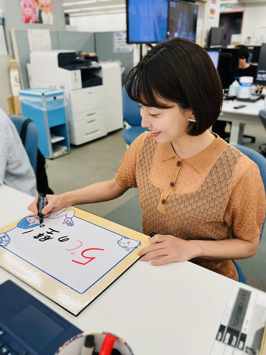 nst_tbs6's tweet image. 「きょうのお値段」コーナーの
フリップを書く #出水アナ 🧡

文字も絵も上手な出水アナ
絵を描くことが大好きで
小学生の頃は漫画部だったそう🖌️🖼️

きょうはお得情報盛りだくさんです！☀️

この後15:49〜きょうの #Nスタ は 

▼猛暑でお得に！入園料無料も！🉐
▼夏のバッテリー…