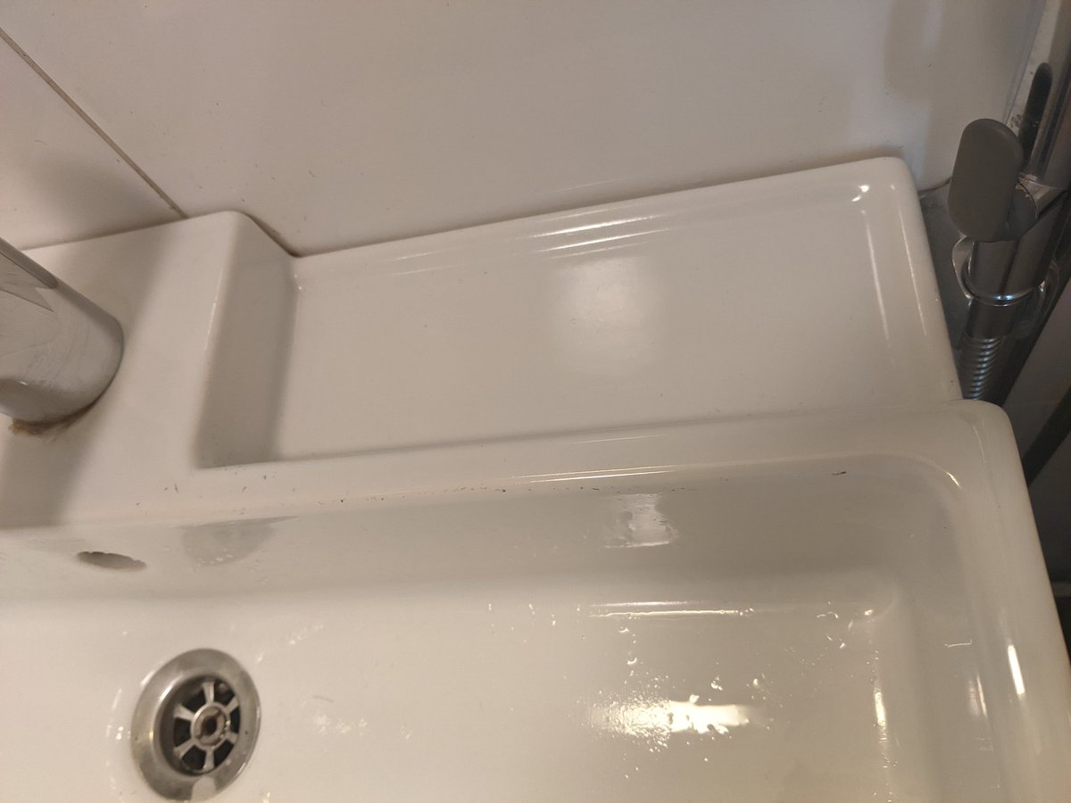 naukuvanaakka's tweet image. Hei te insinöörit, suunnittelijat, arkkitehdit ja muotoilijat.
Kun saatte idean, koeponnistakaa se _ennen_ tuotantoa maalaisjärjellä varustetulla tolkun ihmisellä. Hän kyllä kertoo, kuinka paska se idea on.
Lavuaarin saippuakaukalot täynnä vettä joka kerta käytön jälkeen 🤦