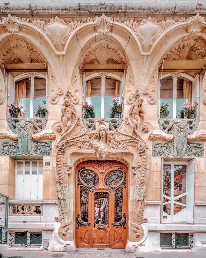 artinsociety's tweet image. At 29 Avenue Rapp, a short walk from the Eiffel Tower, you’ll find the lavish 1901 art nouveau Lavirotte Building ~ a façade of ceramic tiles &, above the door, a bust of Lavirotte’s wife Jane, flanked by carvings of Adam & Eve (photo: @julieaucontraire)
