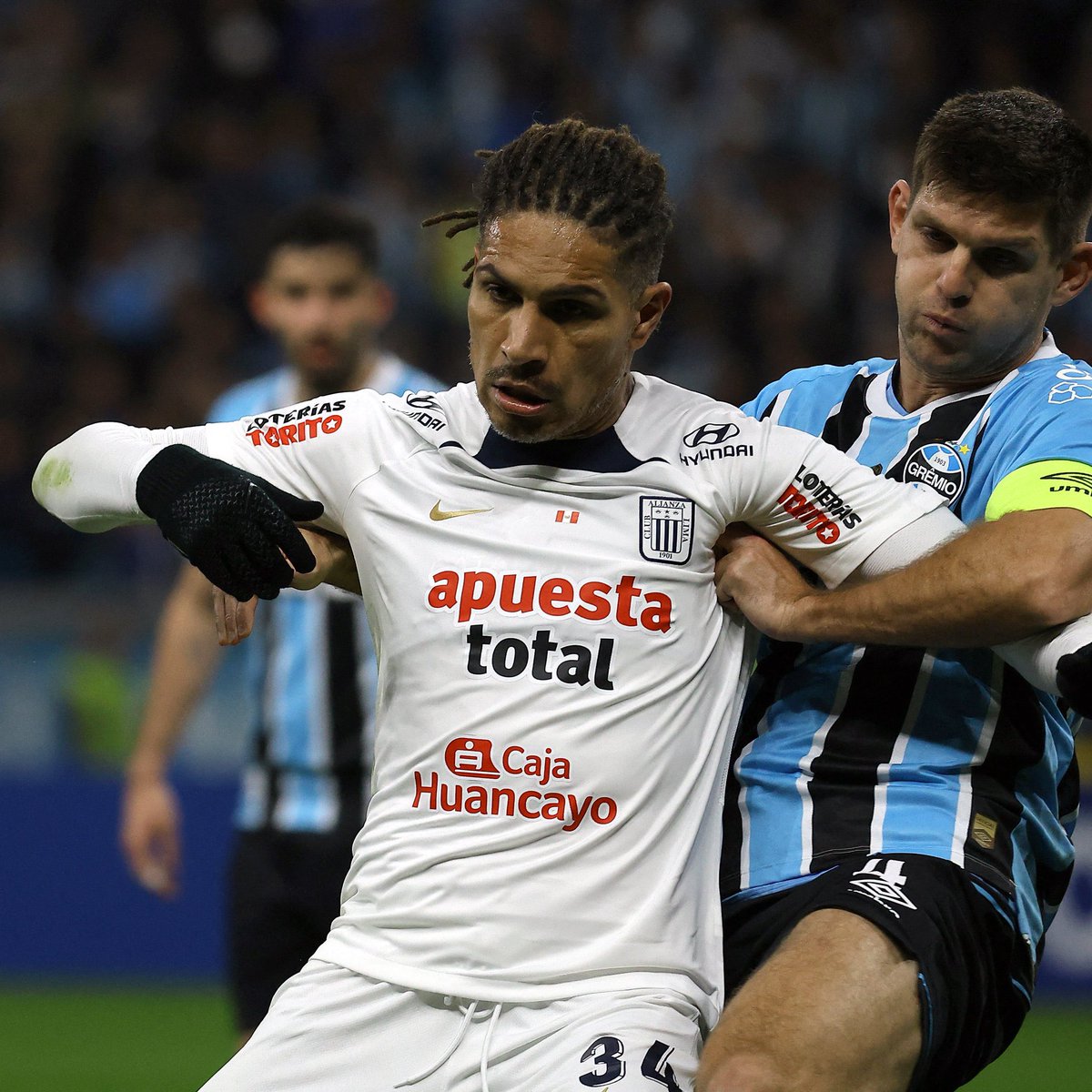 GabrielPachecon's tweet image. No se ha hablado mucho del partido de Paolo, pero el desgaste que hizo en el primer tiempo fue importantísimo. Cuando a Alianza le costaron los primeros minutos, el equipo descansaba en él. Cada pelota larga que iba para Paolo, o la ganaba, o al menos obligaba a los centrales a…