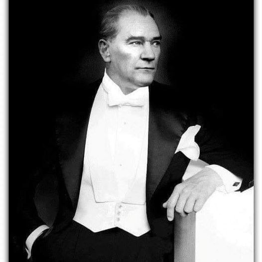 RErsina's tweet image. Atatürk'ten bugüne:
"Asya'ya, Avrupa'ya, Afrika'ya giden o fetih orduları ne oldu? Onlar gittikleri yerlerde ölmüş, kalmış, mahvolmuş.
Bunun neticesi olarak anavatan böylece bomboş ve harap kalmış.
İşte her şeyimiz gibi çiftçiliğimizin de arz ettiği sefalet manzarası bundandır!"