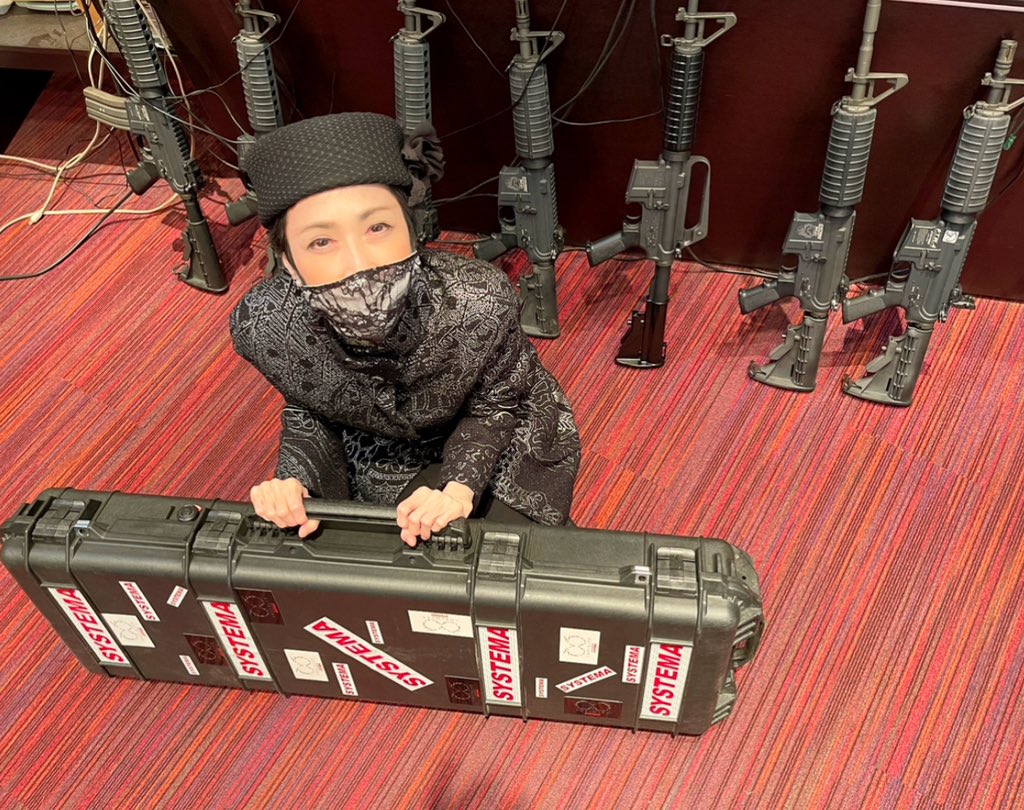 systema_ceo's tweet image. 吹き出してしまった🍹

しかも…私にはすごく重くて👵
コロコロ転がしても重いは重いし
人にぶつけたら痛そうだし

中身が意外と入らないから
やっぱり銃ばかり詰めて
ヤドカリみたいになっていました

★現在
主に、『沼人から頂いたステッカーを
貼るために存在しています』…