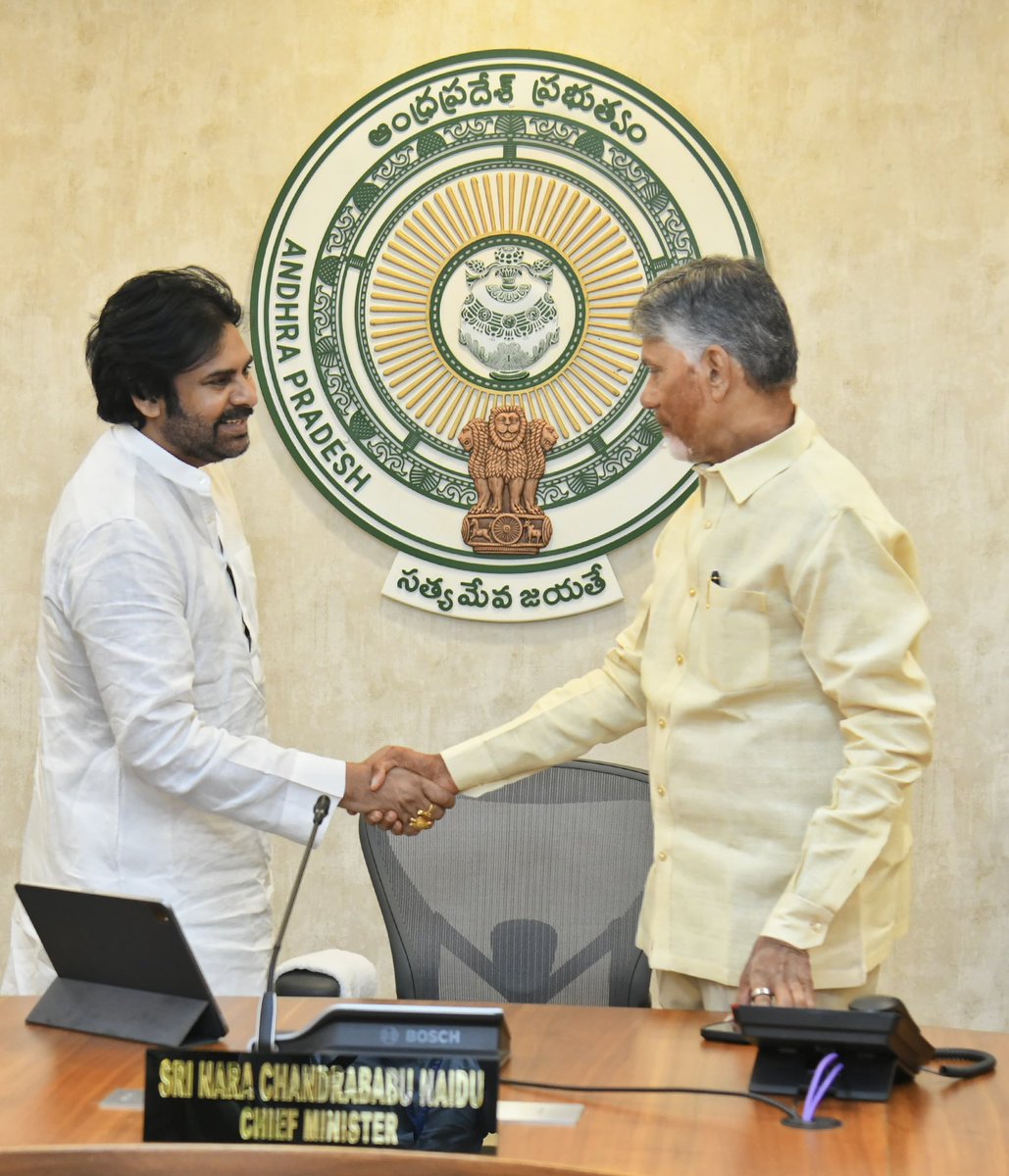 APDeputyCMO's tweet photo. ఈరోజు వెలగపూడి లోని ఆంధ్రప్రదేశ్ సచివాలయంలో గౌ|| ముఖ్యమంత్రి శ్రీ @ncbn గారి నేతృత్వంలో జరుగుతున్న క్యాబినెట్ సమావేశంలో సహచర మంత్రులతో కలిసి పాల్గొన్న ఉప ముఖ్యమంత్రి @PawanKalyan. 

#AndhraPradesh https://t.co/OVbFpXK3NQ