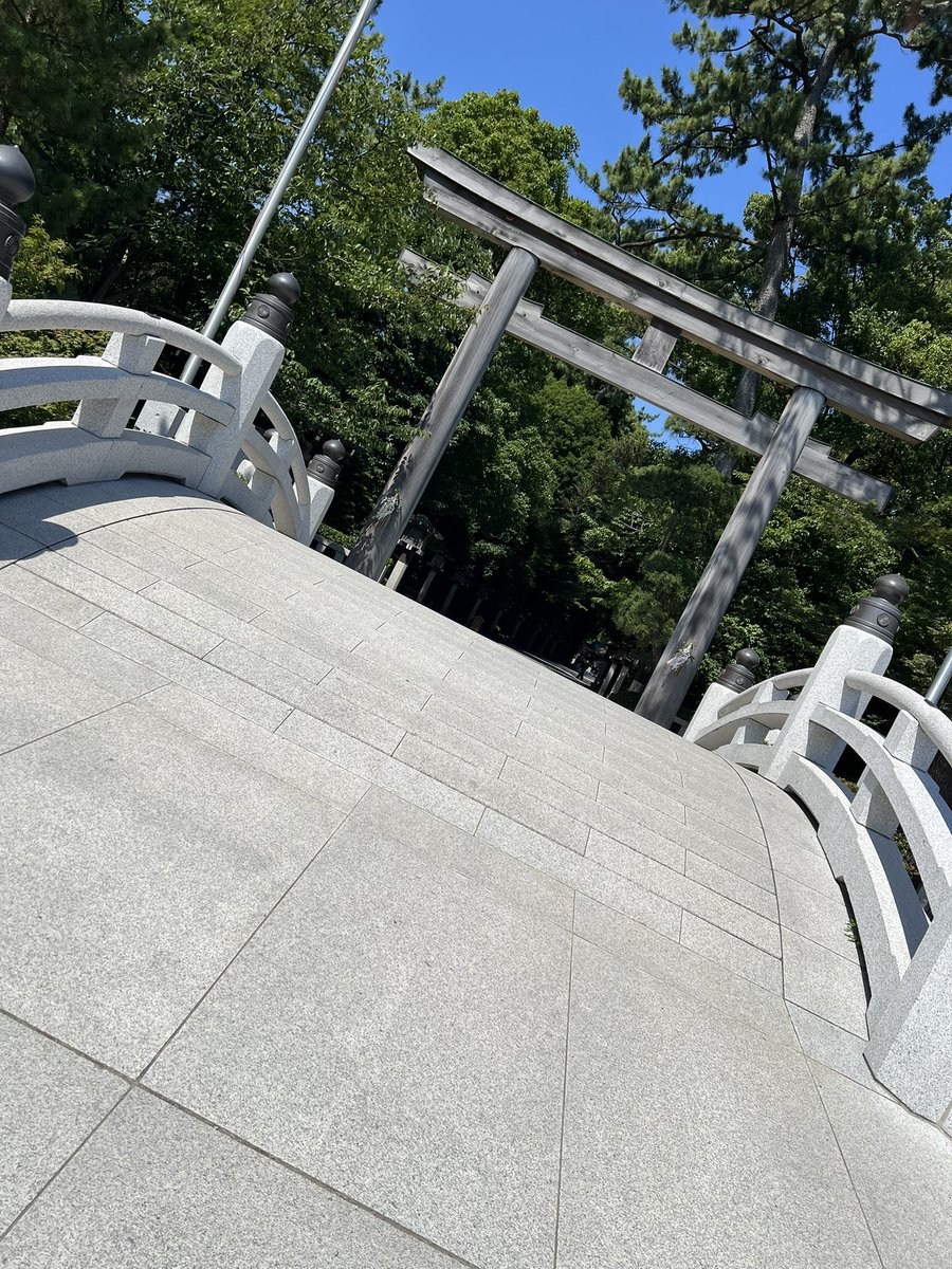yuui_ootori's tweet photo. 寺に生まれて、神仏をそこまで信じないで生きてきて

それでも、理屈もなく手を合わせるべく神社に足を運ぶこともあって

きっかけが欲しかった

信じれる自分であるために https://t.co/qdF2TmMppr