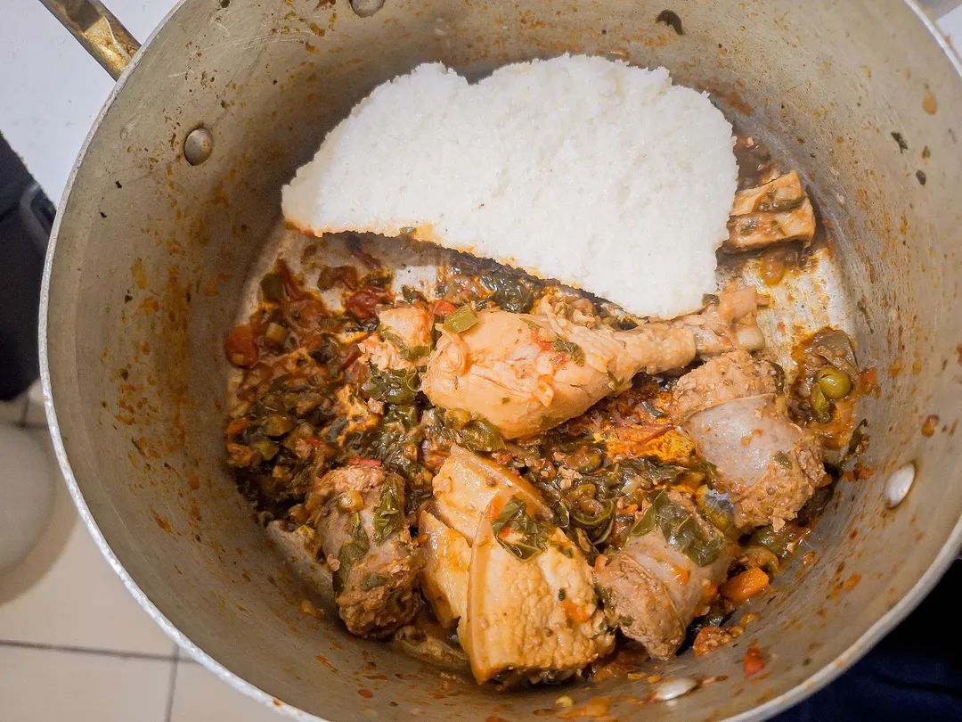 naytholo's tweet image. Yes i eat from a pot, its not like i have plans of getting married anyway😆
