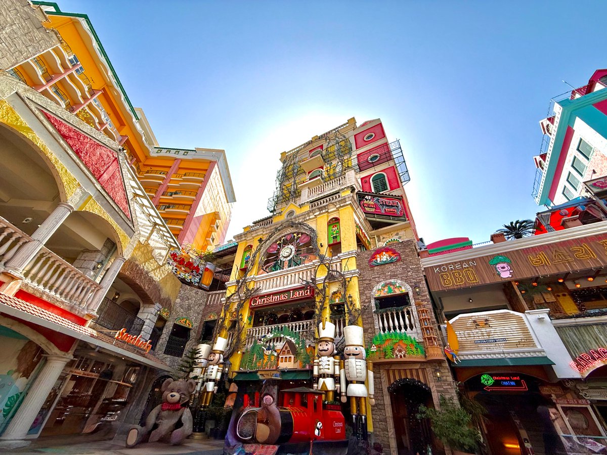 x_fcFree7F's tweet image. 📍沖縄・アメリカンビレッジ🌈
海外みたいな街並み!南国のヤシの木にカラフルな建物、ファンタジーな内装に、クリスマス気分な巨大デコまで🎄
どこも「映え」しかない📷 💕 歩くだけでテンション上がりました🐣🎠
#沖縄旅行 #アメリカンビレッジ #映えスポット #フォトジェニック