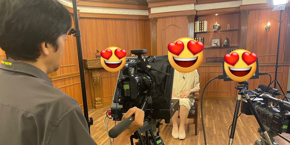 自分のお葬式での挨拶を元気なうちに撮っておく生前ビデオ📹

カメラは２台、正面には原稿を映し出すプロンプターがあります。

実は、撮影した方で上映された方はまだおひとりだけ。

生前ビデオを作ると長生きするの、かも。

お問い合わせはアンテリジャンへ。