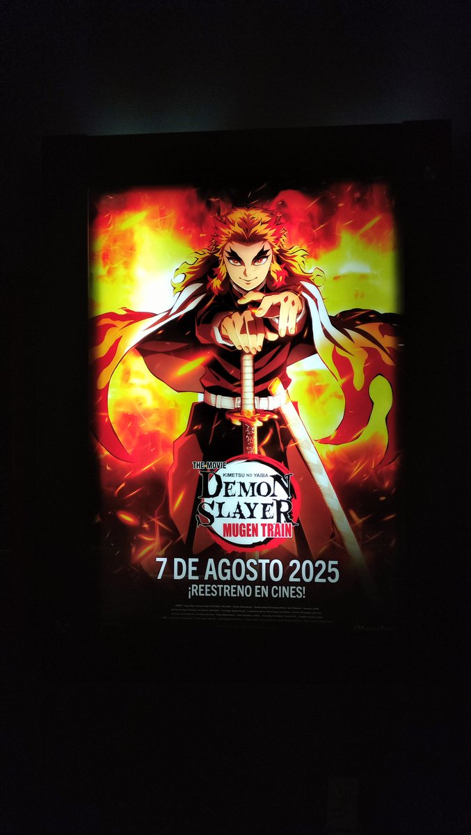 Hoy sentí bonito que a pesar de que no me dejen nada en el trabajo y así.... Mi gerente general me dijo te aparte este póster para que veas que si me acuerdo de ti y tu empeño ✨❤️  tal vez no es mucho pero con este acompleto mi colección ✨❤️🖤