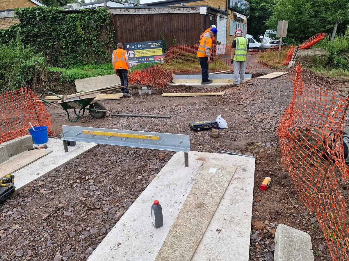LHCRT1's tweet image. Our volunteers’ final job this week before the @wrg_navvies arrive for their two-week “holiday” at Gallows Reach 👷♂️👷♀️😎
Steel landing and nesting beams are now in place for the new lift bridge, with wooden formwork ready for concrete.
#Lichfield #WeDigCanals