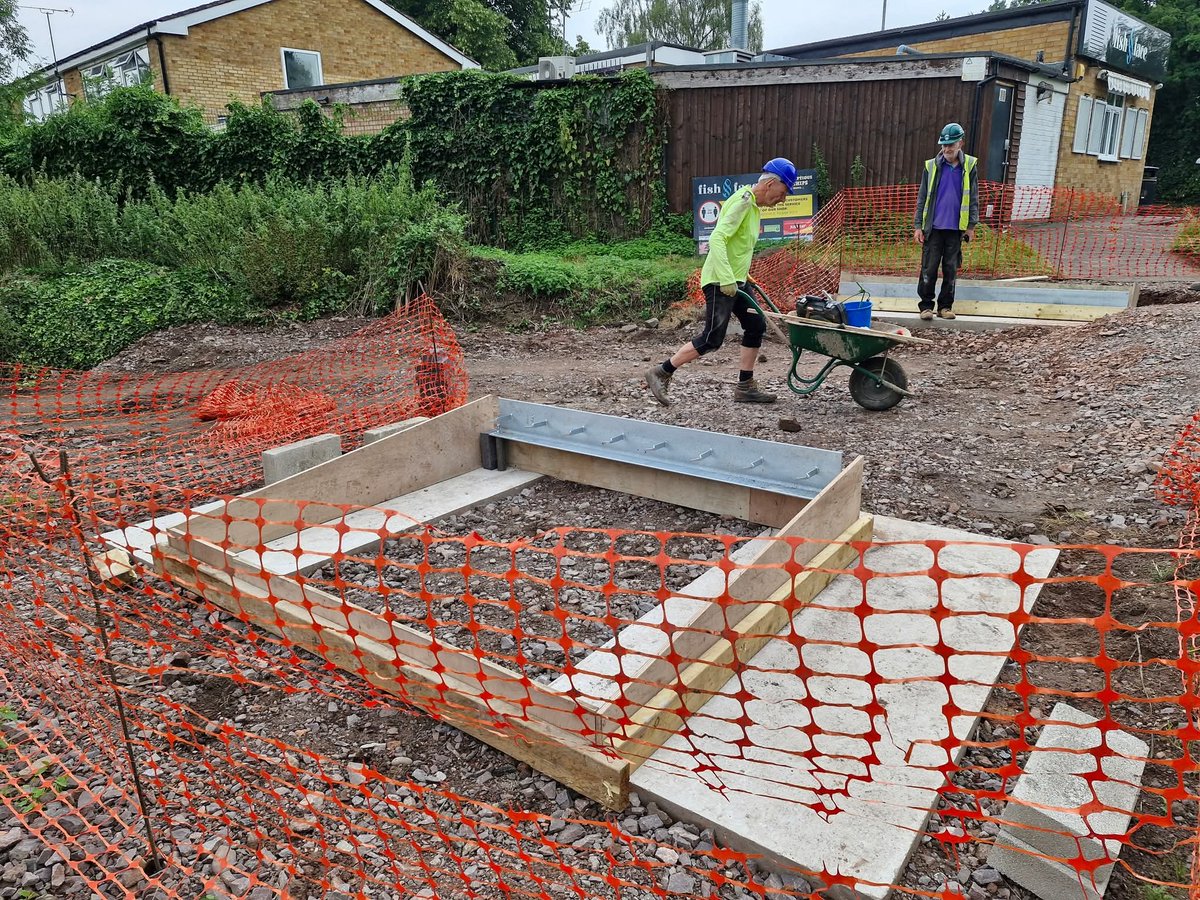 LHCRT1's tweet image. Our volunteers’ final job this week before the @wrg_navvies arrive for their two-week “holiday” at Gallows Reach 👷♂️👷♀️😎
Steel landing and nesting beams are now in place for the new lift bridge, with wooden formwork ready for concrete.
#Lichfield #WeDigCanals