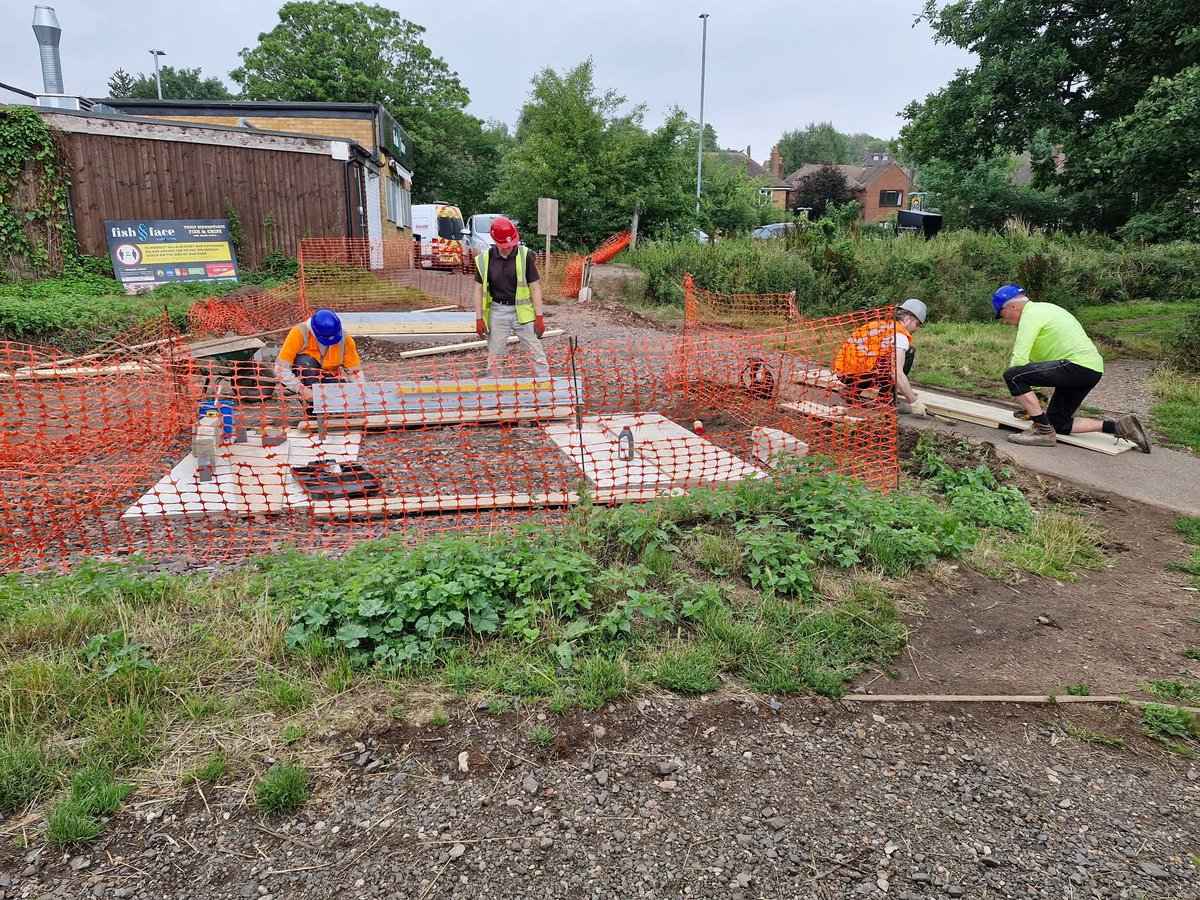 LHCRT1's tweet image. Our volunteers’ final job this week before the @wrg_navvies arrive for their two-week “holiday” at Gallows Reach 👷♂️👷♀️😎
Steel landing and nesting beams are now in place for the new lift bridge, with wooden formwork ready for concrete.
#Lichfield #WeDigCanals