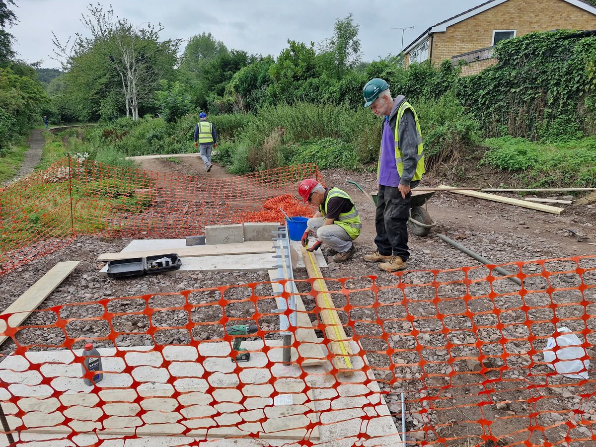 LHCRT1's tweet image. Our volunteers’ final job this week before the @wrg_navvies arrive for their two-week “holiday” at Gallows Reach 👷♂️👷♀️😎
Steel landing and nesting beams are now in place for the new lift bridge, with wooden formwork ready for concrete.
#Lichfield #WeDigCanals