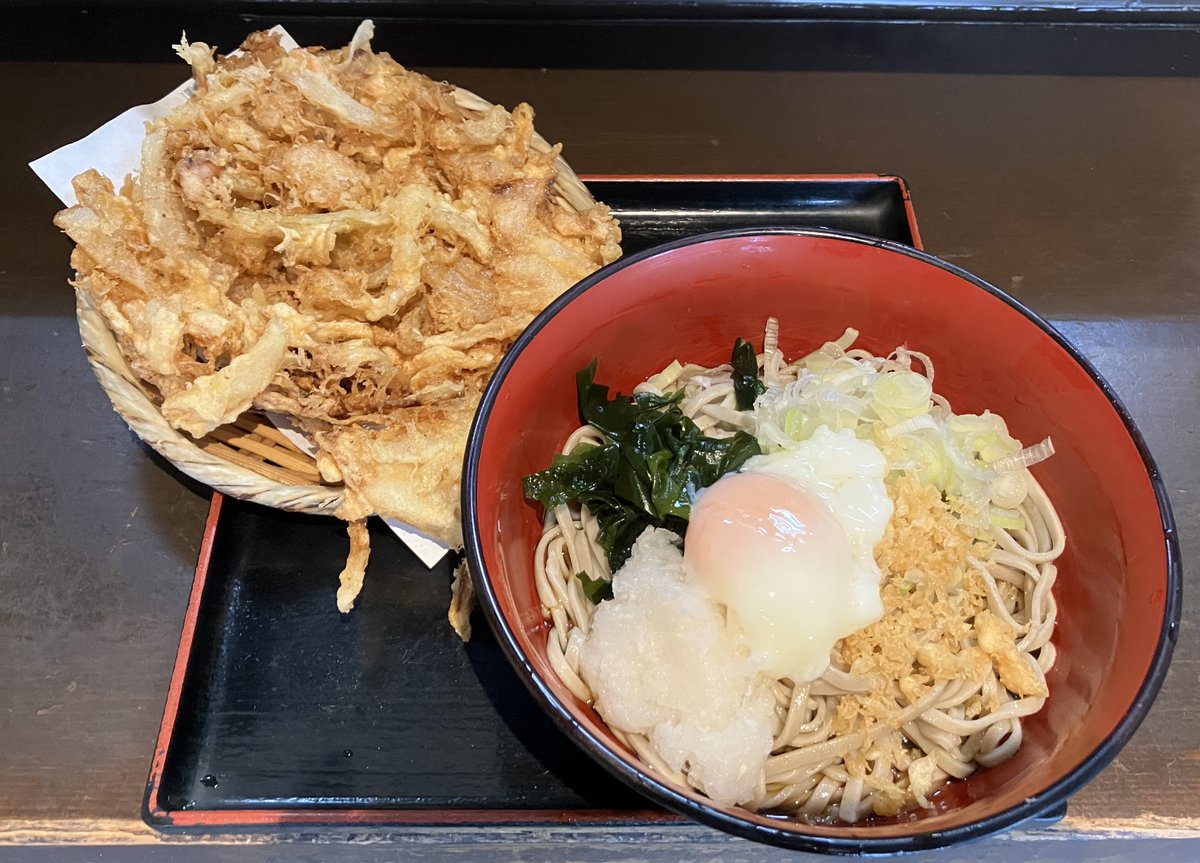 KenNobuy's tweet image. 蕎麦さだはる 西新橋店
東京都港区西新橋2丁目9−3
天ぷらそば・冷（650円）
先週機械故障で食べられなかったさだはるさんです。とにかくかき揚げがでかい！！しかもサクサクでおいしい！イカやえびや小柱も入ってる！トッピングは玉子、わかめ、大根おろし、天かす、ねぎが無料です。