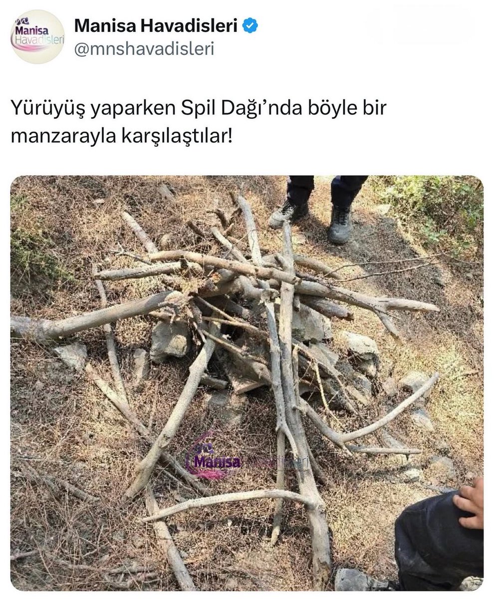 Manisa yanıyor 🔥 
Tesadüf mü kader mi. ? 
6 gün önce aşağıdaki düzenek Manisa da ormanlık alanda bulunmuştu. Birileri ormanlarımızı bilinçli bir şekilde yakıyor. 
Kaç atom bombası gücünde bu yangınlar ?? Göz göre göre bomba atılmış gibi ülkeye hala tedbir yok 
#Manisa #yangın