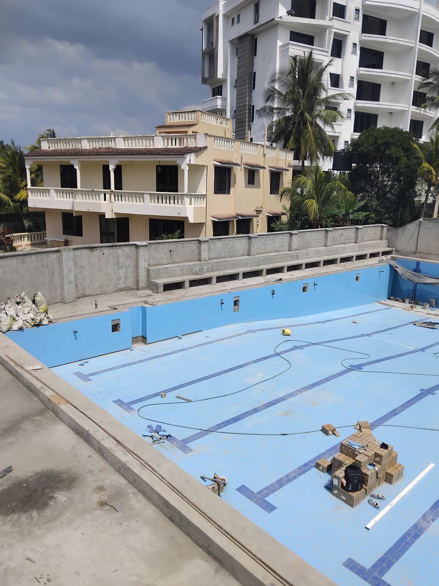 jinakubwa001's tweet image. I&apos;m almost done with my 25x15m pool project — clean lines and bold vision. Something fresh, great, stay tuned  💧🔨 #Construction #PoolProject