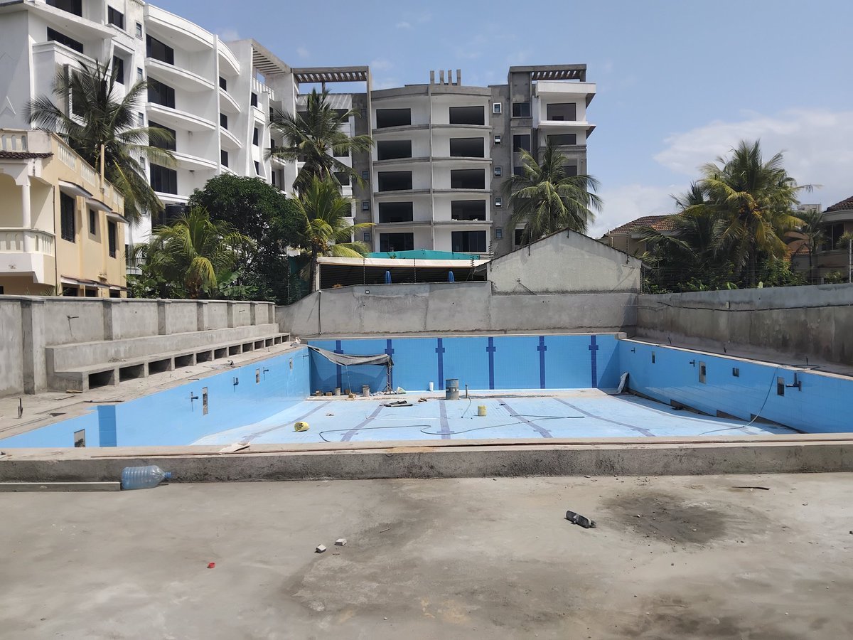 jinakubwa001's tweet image. I&apos;m almost done with my 25x15m pool project — clean lines and bold vision. Something fresh, great, stay tuned  💧🔨 #Construction #PoolProject