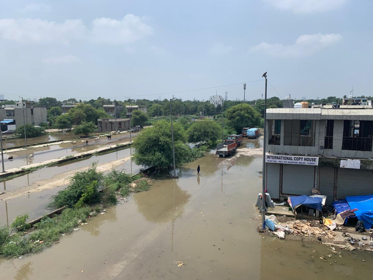 dhirwan's tweet image. #yehthikkarkedikhao @KuldeepKumarAAP @hdmalhotra @MCD_Delhi @LtGovDelhi @official_dda हमेशा की ही तरह, ये हालत हैं गाज़ीपुर पेपर मार्किट में  4 घंटे की बारिश और पिछले 12 घंटे के सूखे  के बाद। आप में से कोई संज्ञान लेगा ? कुछ ध्यान दिया होता तो झुग्गि वालों की जगह व्यापार बढ़ता