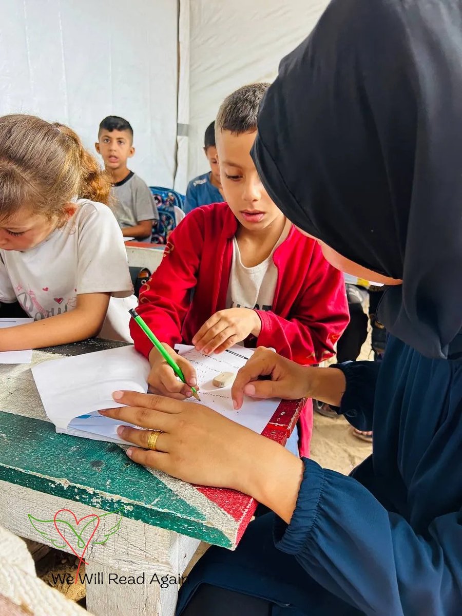 GazaGreatMinds's tweet image. 📝💛 Under siege, under hunger, under bombs… they keep studying !!!
This teacher gently guides her students through the exam but how can a child focus when their stomach is empty?
Gaza is starving.
Their minds remain strong but their bodies are weakening.
🤲✨ Donate today to…