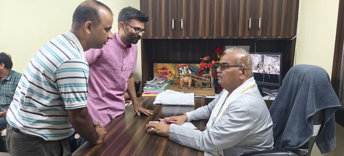 madandilawar's tweet image. आज कोटा स्थित आवास पर जनसुनवाई कार्यक्रम में सुदूर क्षेत्रों से पधारे कार्यकर्ताओं एवं जन सामान्य से भेंट कर समस्याओं का त्वरित समाधान करने का प्रयास किया।
समस्या समाधान की राह में जनसुनवाई का सार्थक कदम ।