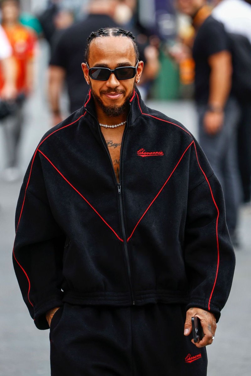 sa_lvts's tweet image. 온갖 팀키트와 스키니진이 난무하는 험난한 f1 패독 안에서 묵묵히 본인의 의무를 다하시는 루이스해밀턴님께 다시한번 감사의말씀 전하겠습니다