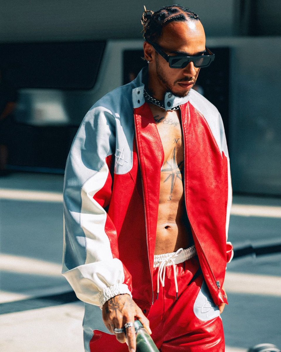 sa_lvts's tweet image. 온갖 팀키트와 스키니진이 난무하는 험난한 f1 패독 안에서 묵묵히 본인의 의무를 다하시는 루이스해밀턴님께 다시한번 감사의말씀 전하겠습니다