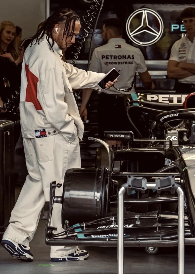 sa_lvts's tweet image. 온갖 팀키트와 스키니진이 난무하는 험난한 f1 패독 안에서 묵묵히 본인의 의무를 다하시는 루이스해밀턴님께 다시한번 감사의말씀 전하겠습니다