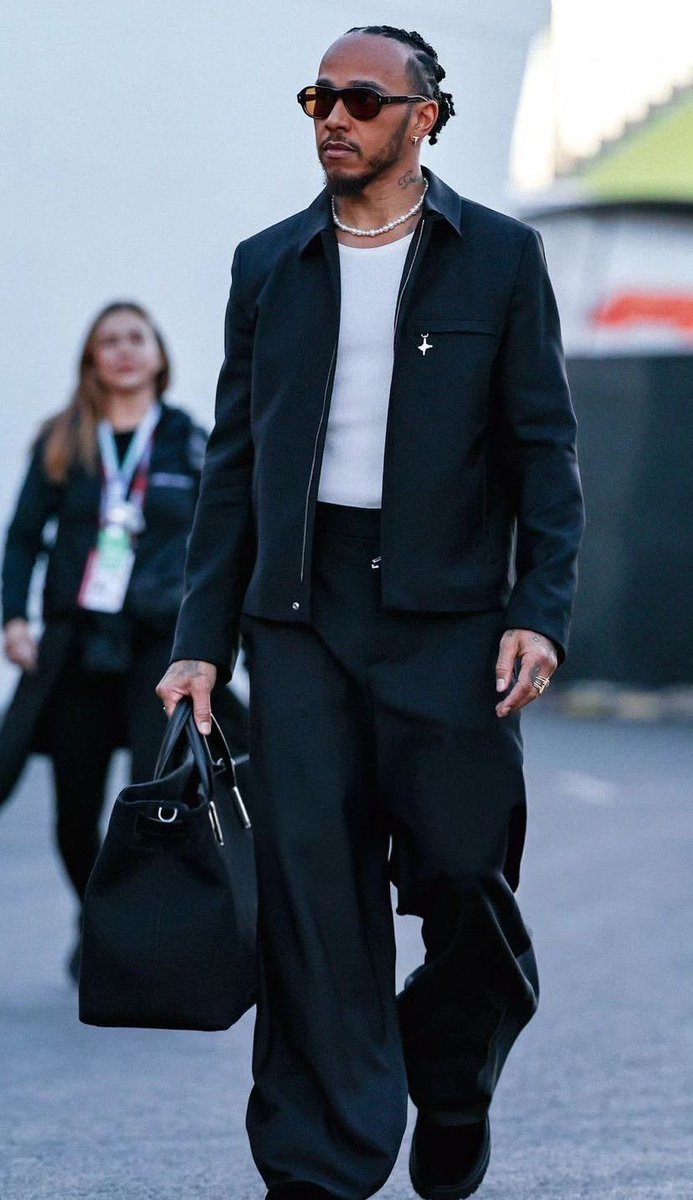 sa_lvts's tweet image. 온갖 팀키트와 스키니진이 난무하는 험난한 f1 패독 안에서 묵묵히 본인의 의무를 다하시는 루이스해밀턴님께 다시한번 감사의말씀 전하겠습니다