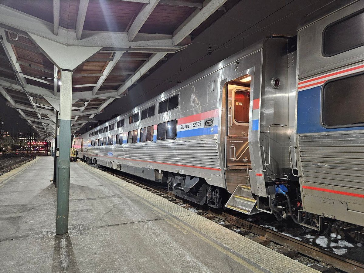 superalbs's tweet image. Arrival at Washington DC, where our long-distance @Amtrak train changes power from an electric ACS64 locomotive to two P42DC diesel locomotives. We've still got a long way to go though! 😊