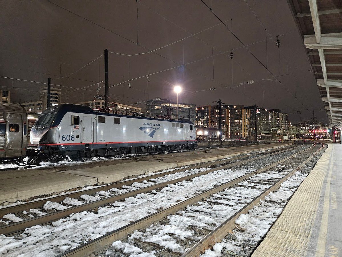 superalbs's tweet image. Arrival at Washington DC, where our long-distance @Amtrak train changes power from an electric ACS64 locomotive to two P42DC diesel locomotives. We've still got a long way to go though! 😊