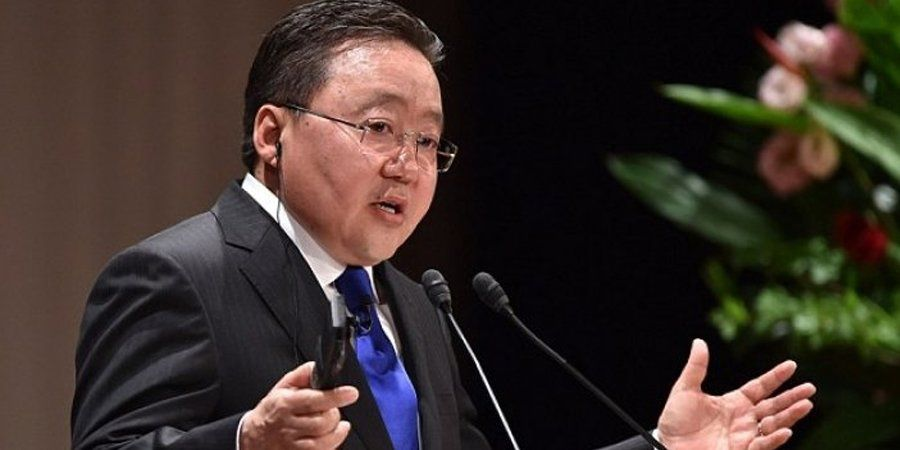 Тэрээр Монгол Улсын Ерөнхийлөгчөөр сонгогдон ажиллаж байхдаа иргэний нийгмийн байгууллага болон сэтгүүлчдийн төлөөлөлтэй уулзалт хийх үеэрээ: - "...Би нэг ч сэтгүүлчийг цагдаа, шүүхийн байгууллагад өгч байгаагүй. Энэ улс төрийн амьдралын 27 жилд шүү. Би нэг ч нэвтрүүлгийг хаа,