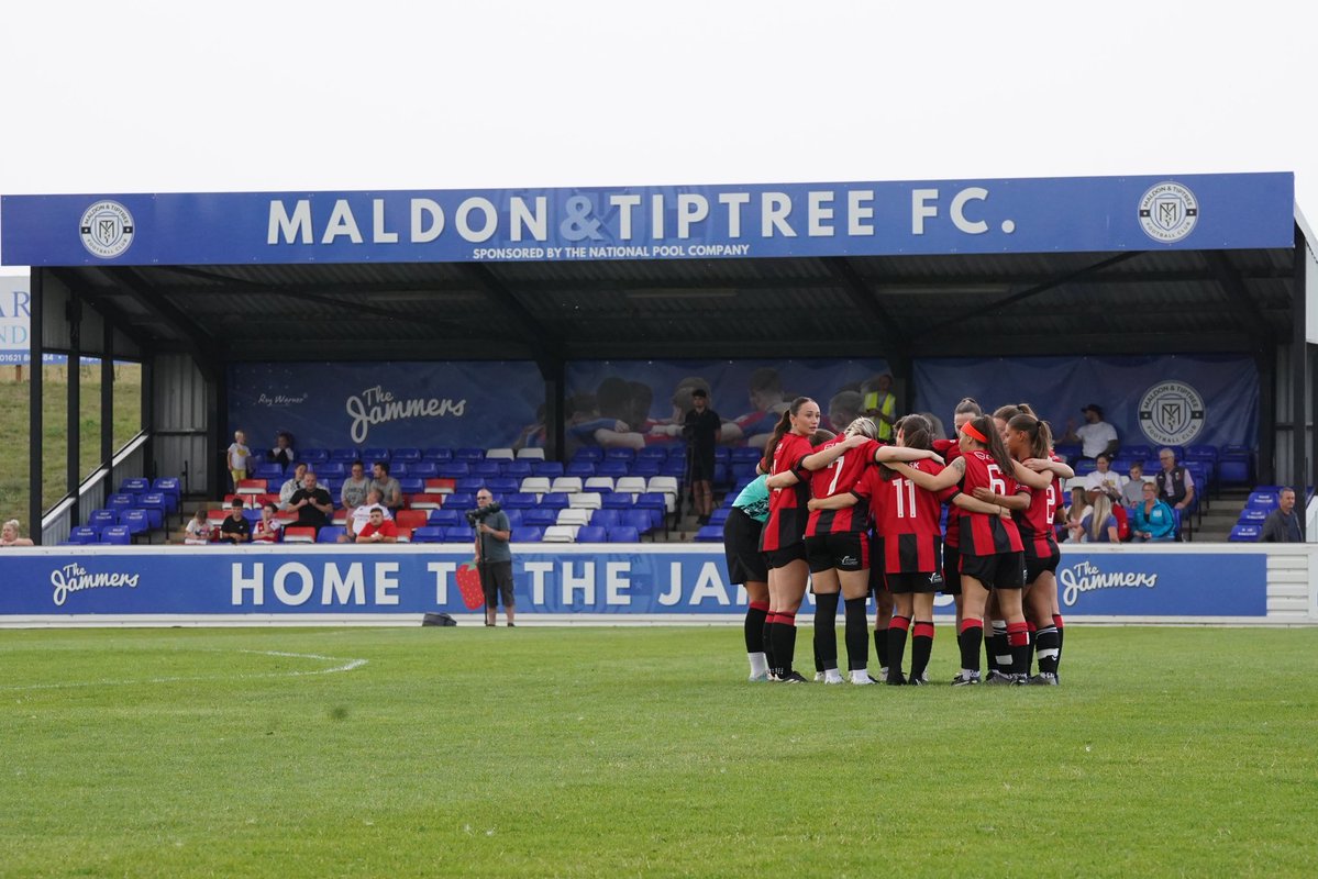 RoyWarner5's tweet image. A full set of images from @MandTWomenFC vs @SouthendUtdLFC at @MaldonTiptreeFC are available here: flickr.com/gp/189714229@N…