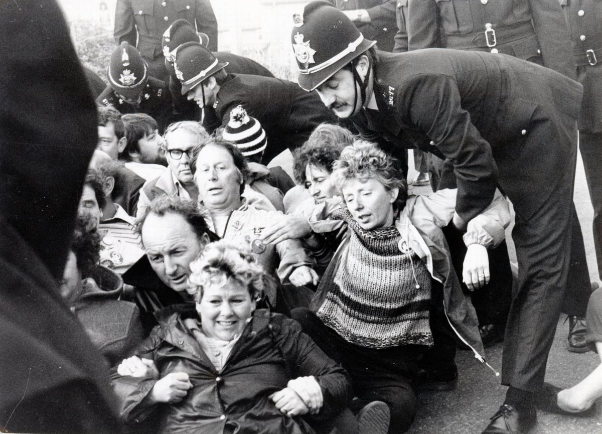 #OnThisDay 1984. At Port Talbot 500 pickets, including 200 miners’ wives, formed at the steelworks in an attempt to stop convoys of lorries from leaving.

Police arrested 34 people including 7l seven women