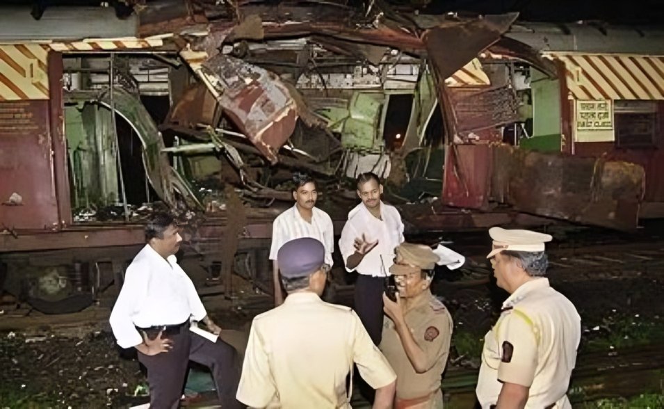 2006 मुंबई ट्रेन ब्लास्ट मामलें में 19 साल जेल में बिताने के बाद बरी किये गये मोहमद अली शेख़ गोवंडी में अपने घर पहुंचे और उन्होंने घर पहुंचने के बाद प्रताड़ना के बारे में जो बताया उसे सुनकर आंखों से आंसू आ गये!

मोहम्मद अली शेख ने बताया है कि " उन्हें ATS ने सरकारी गवाह बनाने का